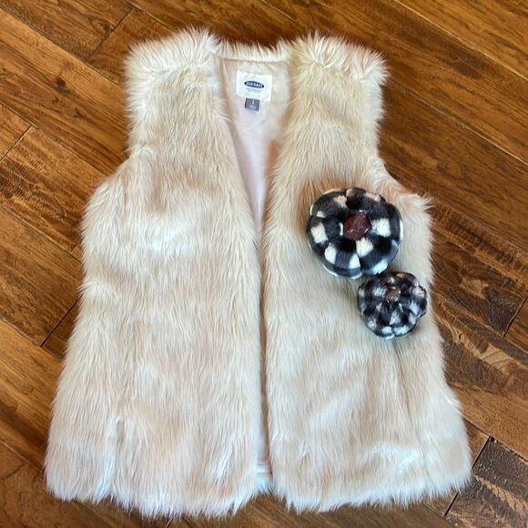 Old Navy Shaggy Cream Faux Fur Vest - Picture 1 of 9
